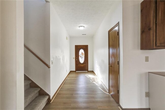 Photo - 487 Ravinia Way