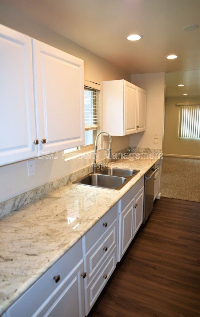 Photo - 1695 Hilby Ave
