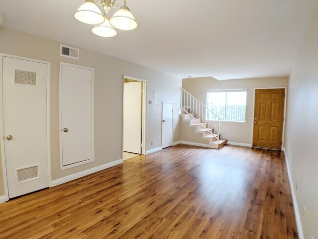 Disponible apartamento de 1 dormitorio y 1,5 baños.