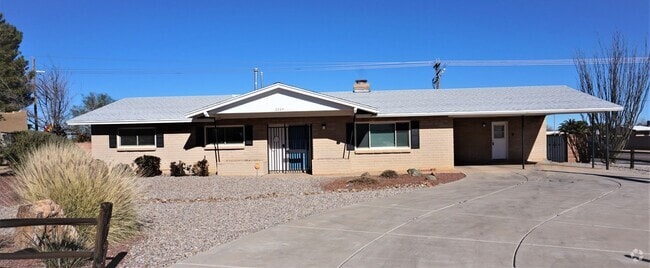 Building Photo - Large Enclosed Backyard Rental