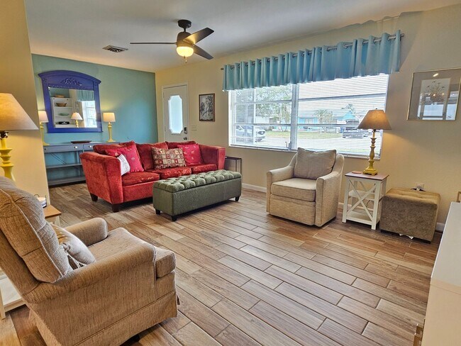 Photo - Seasonal Short-Term Pet Friendly 3 Bedroom 2 Bathroom Home in Venice East!