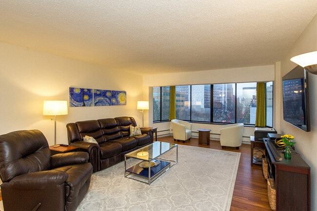 Sala de estar con vistas al centro de la ciudad - 207 5th Ave SW #308 Unidad 308