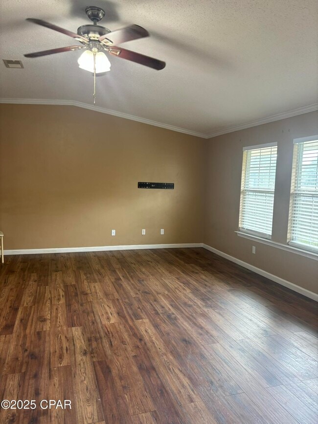 Photo - 721 Flight Ave