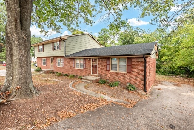 Building Photo - Renovated 2 bedroom townhome 5 miles from downtown Raleigh!