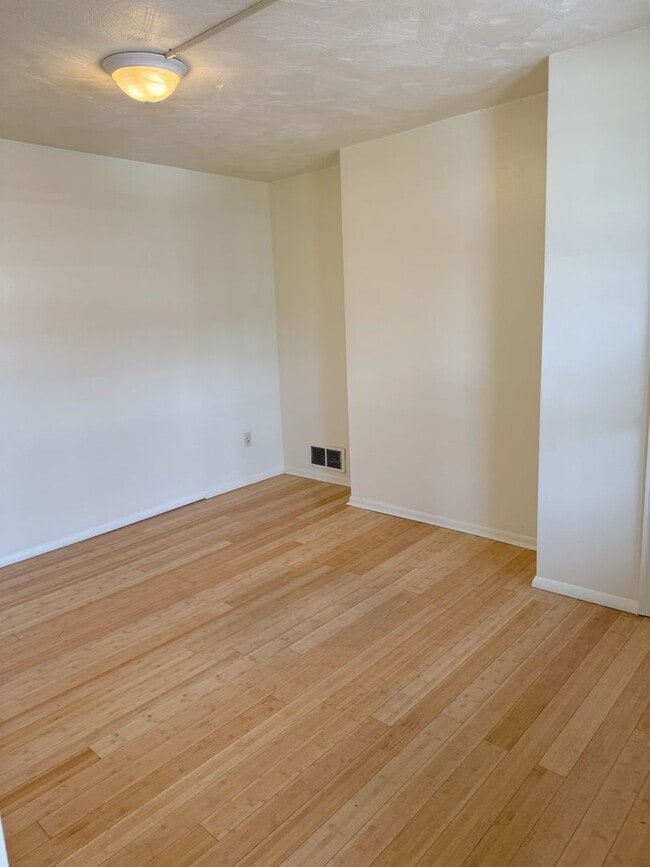 3325 1/2 Parkview