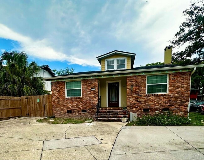 Building Photo - Lake Dot Unit C