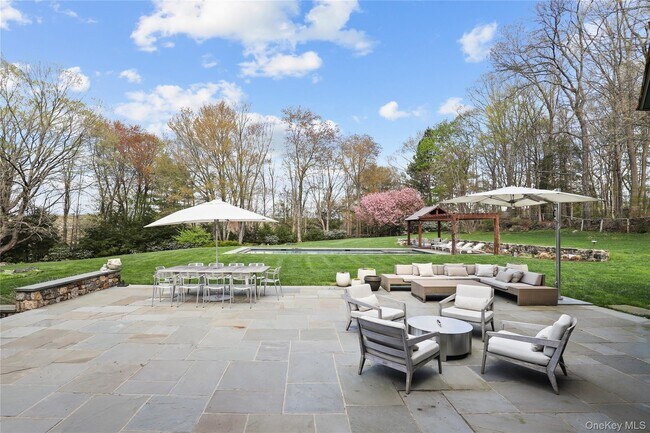 Photo - 10 Upland Rd N