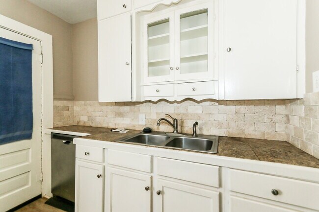 Photo - Spacious 3/2 with storage close to Tech.