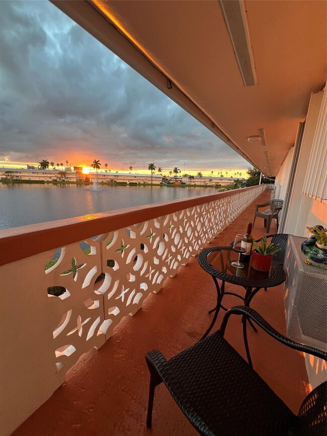 Building Photo - 900 SW 10th Terrace Unit S20