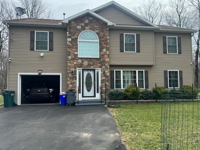 Building Photo - 3051 Briarwood Dr Rental