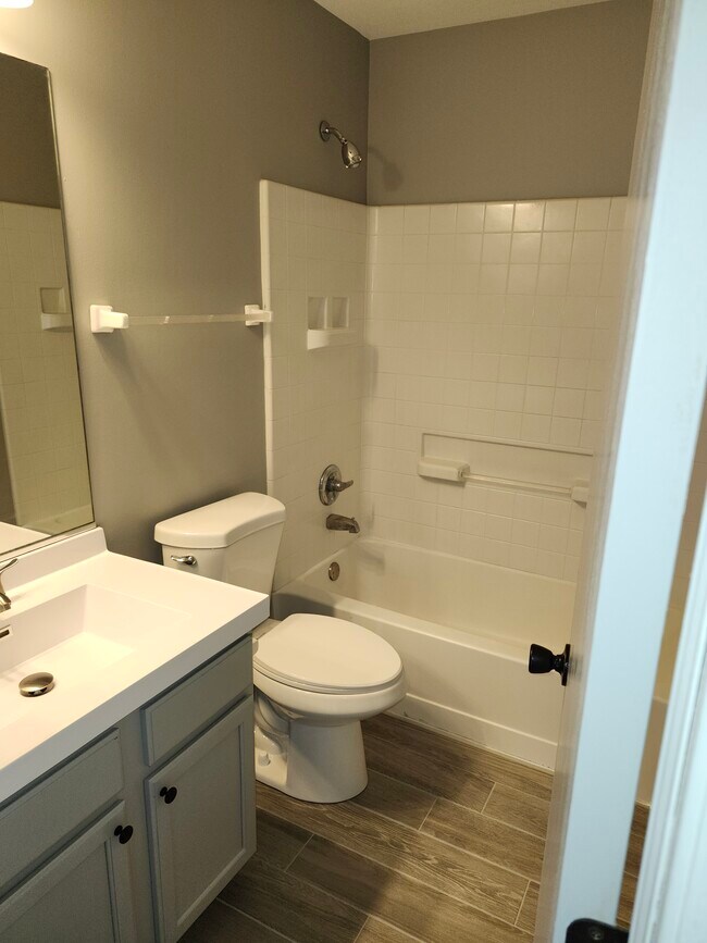 Baño del pasillo de la planta superior - 401 Gregory Ln
