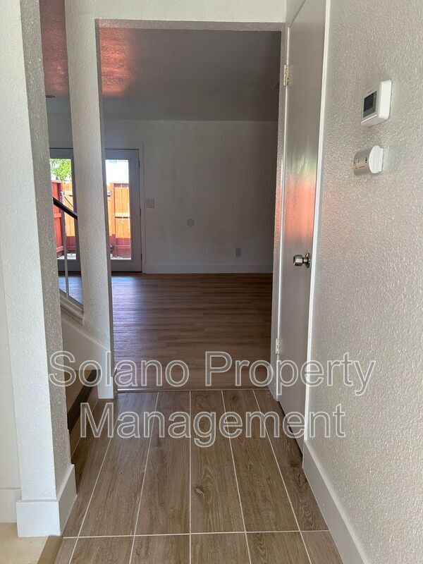 Building Photo - 1970 Grande Cir Unit #19