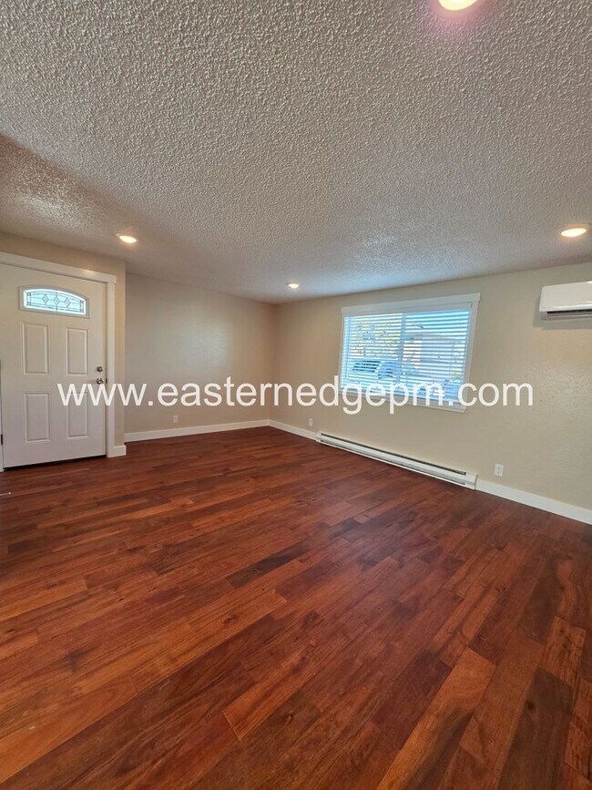 Photo - Remodeled 3 Bedroom Apartment Home Unidad # 08