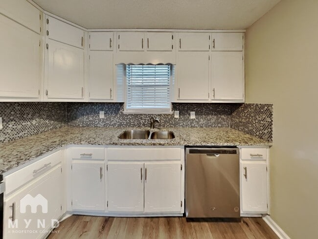 Photo - 208 Oak Cir N