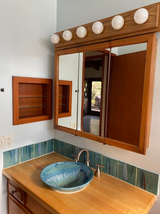 el encanto de baño - 554 Paige Ln