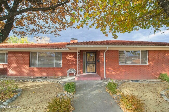 Photo - 995 Roberts St