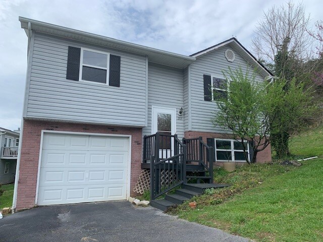 Photo - 205 Copper Hill Dr House