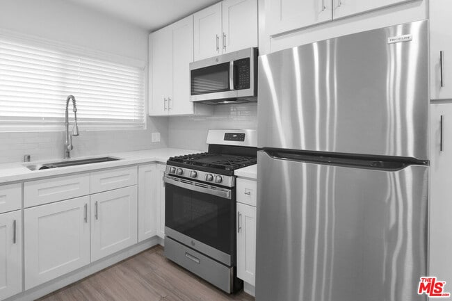 Photo - 11347 Emelita St Unidad 6