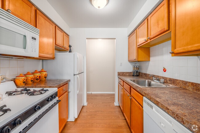 2BR, 2BA - 834SF - Kitchen