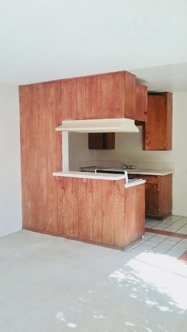Building Photo - 10215 California Ave Unit E