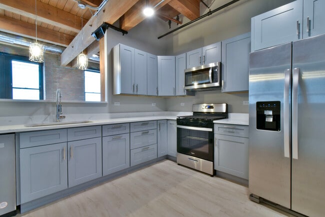 Photo - 11 E Illinois St