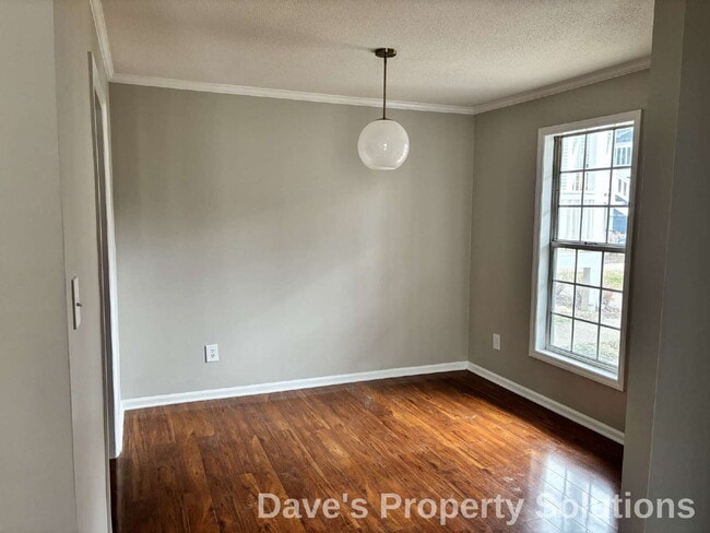 Photo - 617 Balfour Rd