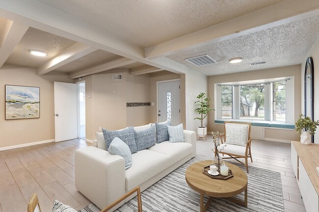 Photo - 400 N River Oaks Dr
