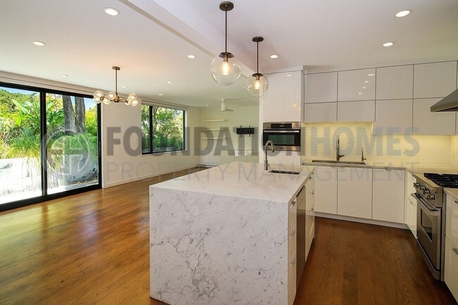 Photo - SHORT-TERM - Strawberry Retreat with Bay V...