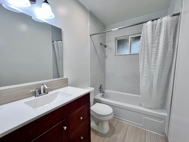 Photo - $2,495 Sierra & Cedar, 4 bedroom House - Fresno / Spacious Backyard / Fresh Paint / New Floors