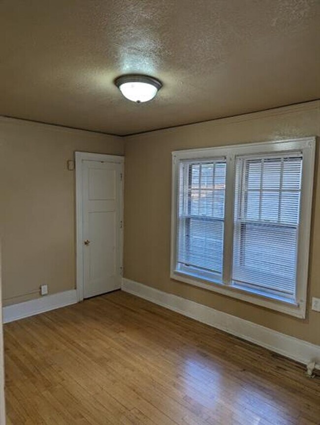 3035 N Stowell Ave Unit 3037 N Stowell Upper
