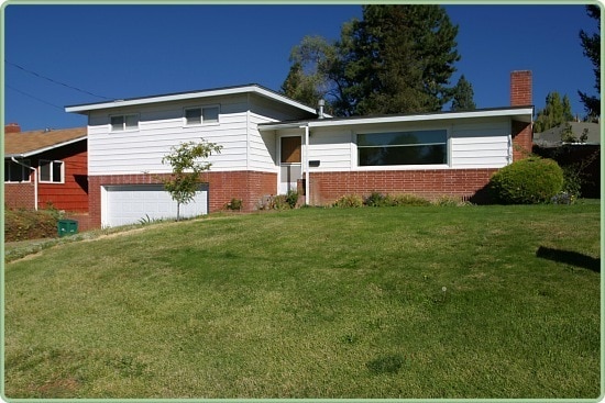Building Photo - 3 Bedroom, 1.5 Bath House in Pacific Terrace neighborhood