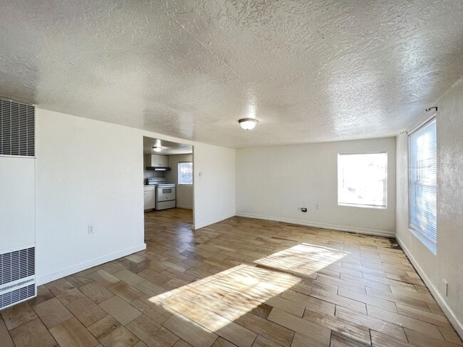 Photo - 605 E Denver St