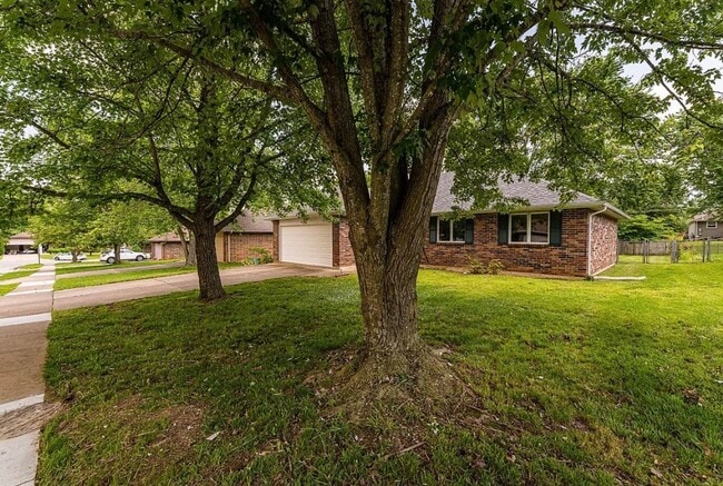 Photo - 3 Bed 2 Bath 2 Car Garage Home Southwest Springfield MO!!