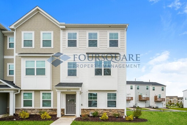 Building Photo - Spacious Three- Story Town Home With Entry...