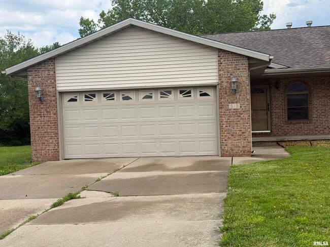 Building Photo - 613 Oakbrook Ave