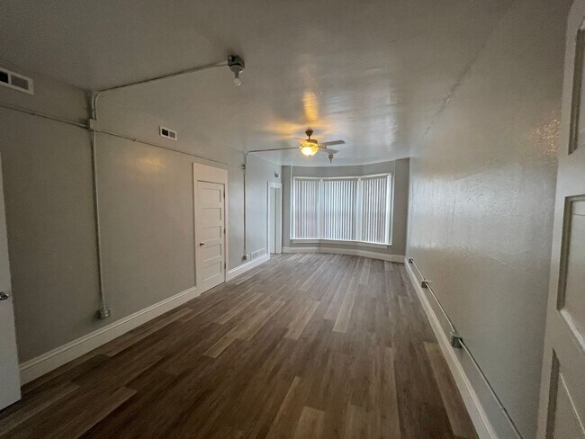 Building Photo - Spacious 2-Bedroom Apartment in Davenport’s Hilltop District – Walk to St. Ambrose & Palmer! Unit 1510 1/2 Harrison
