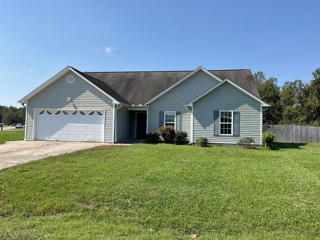 Building Photo - Spacious 3 bedroom 2 bath home! Walk in closet! Galley Kitchen! Open floor plan! Fenced in back y...