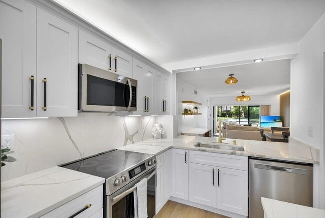 Building Photo - 12911 Briarlake Dr