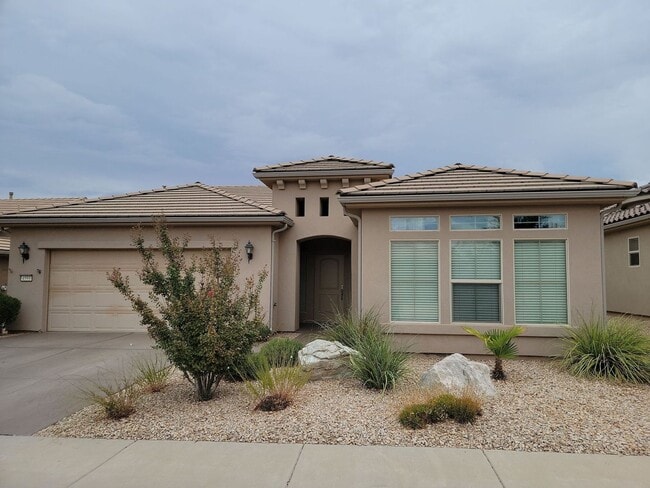 Single-Level Home with 2 Bedrooms & Den in... - Single-Level Home with 2 Bedrooms & Den in...