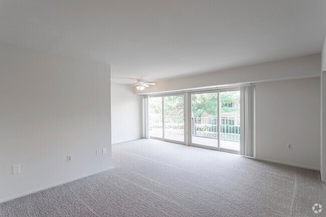 1 BR w Den, 1 BA - 740 SF