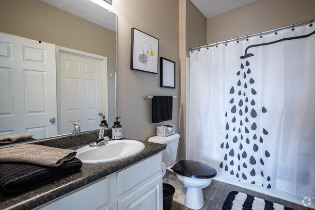 2 BR, 2 BA - 1,039SF