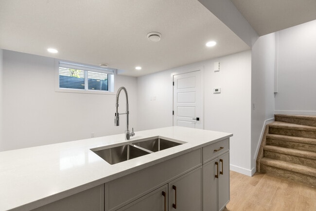 Building Photo - 8305-8387 87 St NW Unit BSMT 8305