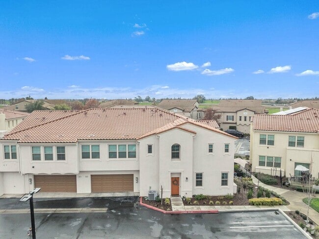 Building Photo - 5301 E Commerce Way Unit 30102 Rental