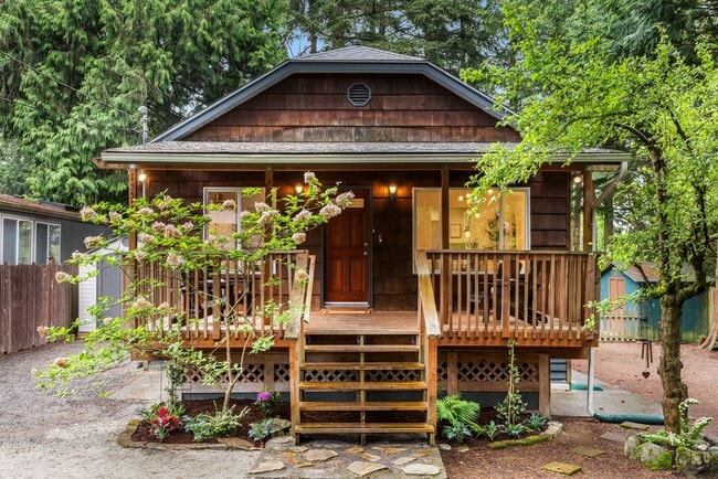 Building Photo - Charming 3 Bed / 1.75 Bath Craftsman-Style... Rental