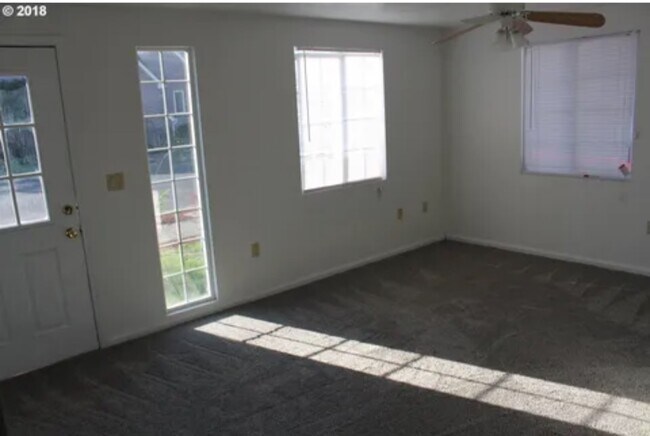 Photo - 822 NE Ford St