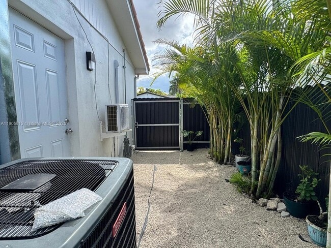 Building Photo - 9815 SW 21st St Unit 1