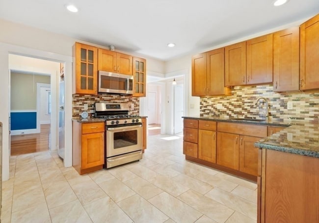 Photo - 9/1 No Fee! Spacious two-level 4BR/2BA near Oak sq!