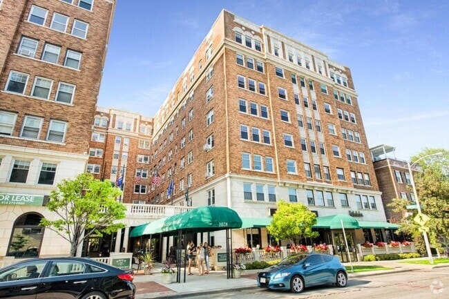 Building Photo - 1028 E Juneau Ave Rental