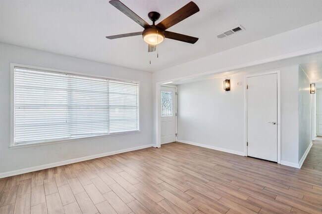 Photo - 1301 E 2nd St