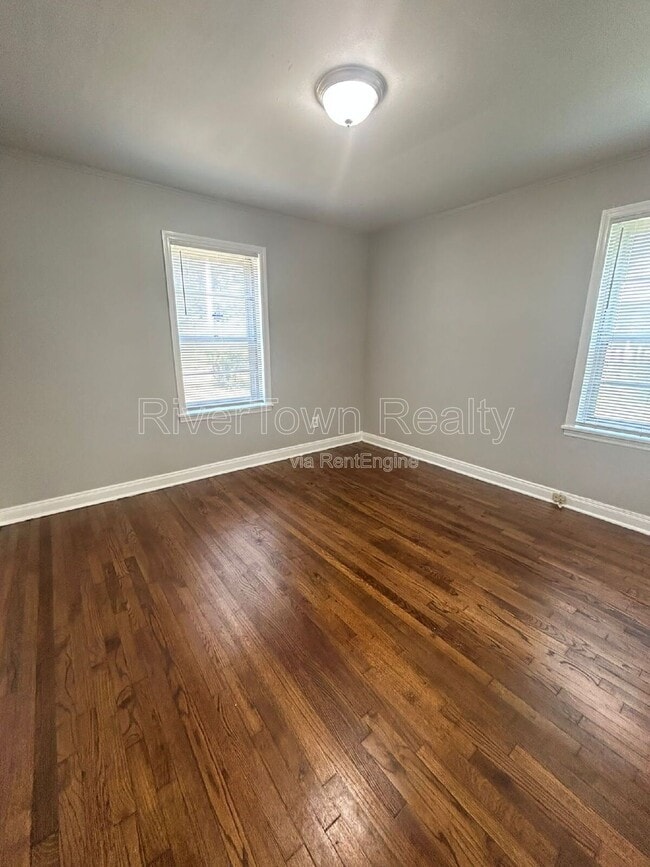 Photo - 1070 E Walthal Cir